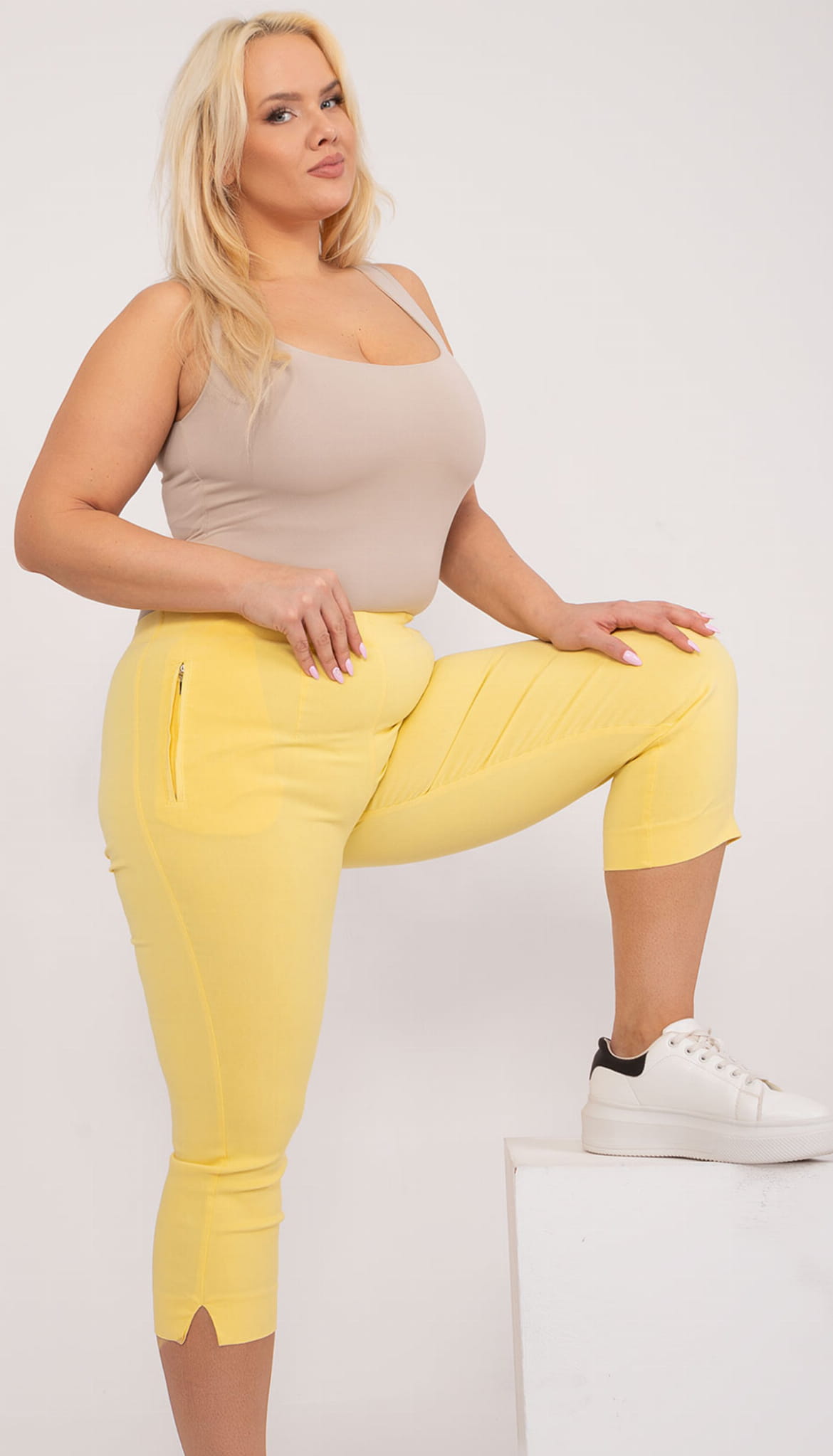 pol_pl_Hurt-Jasnozolte-dopasowane-spodnie-3-4-plus-size-406327_1.jpg